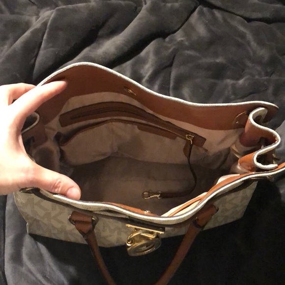 MK purse like new condition. - Picture 4 of 6